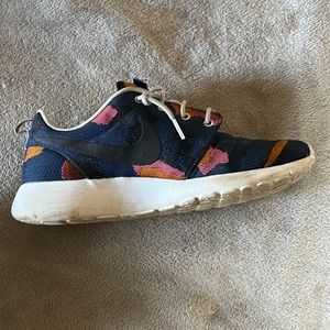 Nike roshes - really cool discontinued pattern
